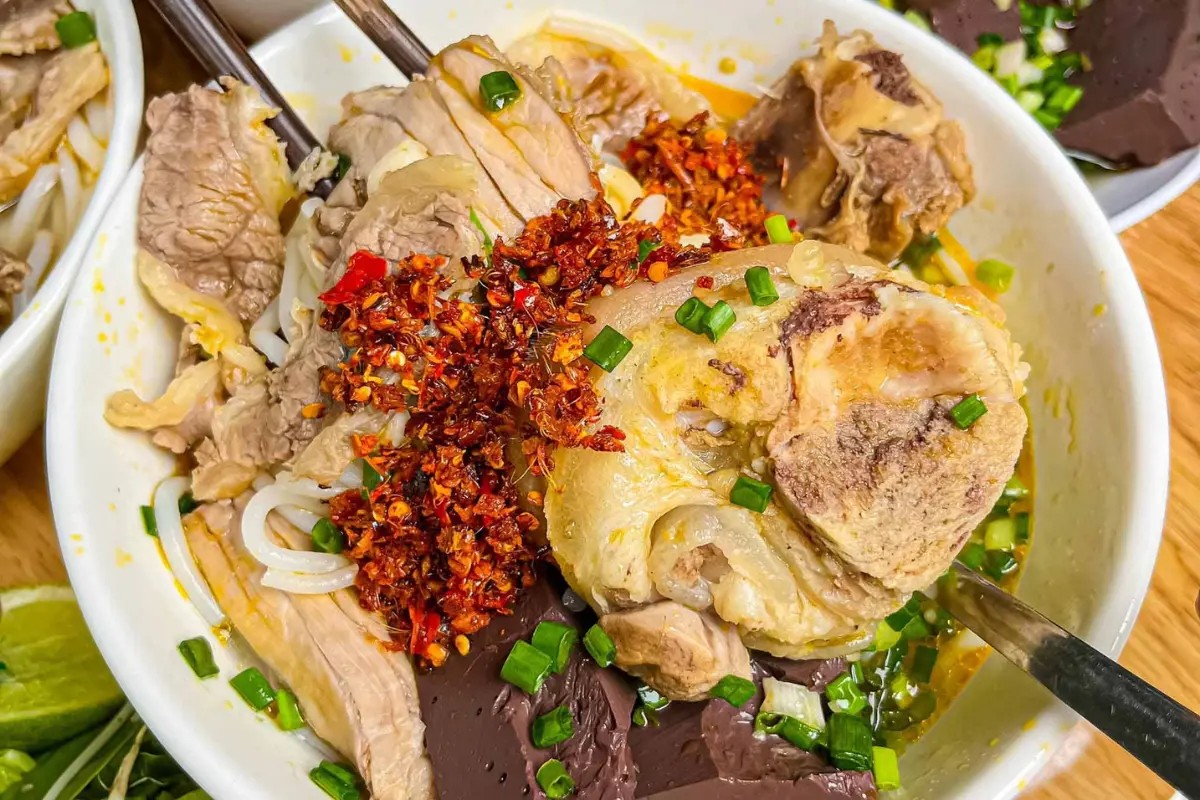 Bún bò Cô Hoa - Quán bún bò Nha Trang nổi tiếng 