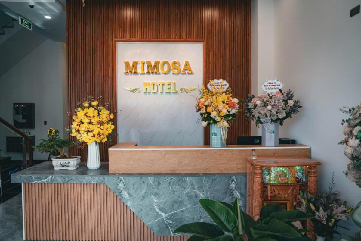 Bên trong phòng nghỉ giường đôi tại Mimosa Hotel được trang bị đầy đủ tiện nghi cơ bản.