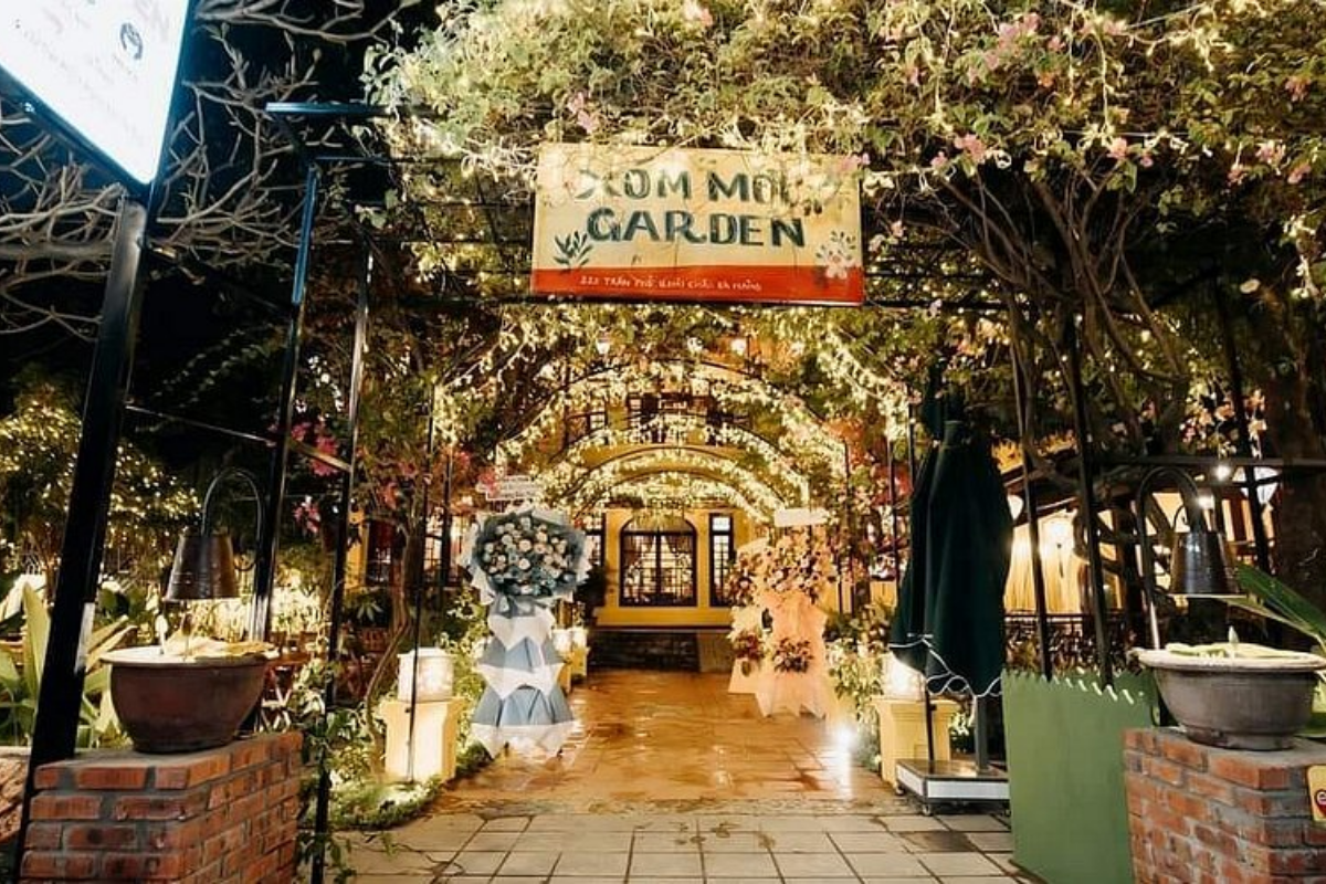 Không gian sân vườn xanh mát và rộng rãi của nhà hàng Xóm Mới Garden.