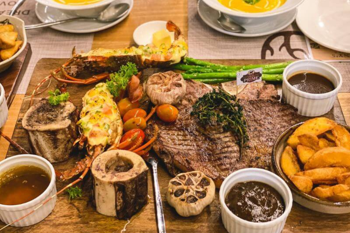 Một phần bò bít tết được trình bày đẹp mắt tại nhà hàng Lek Beef Steak Nha Trang.