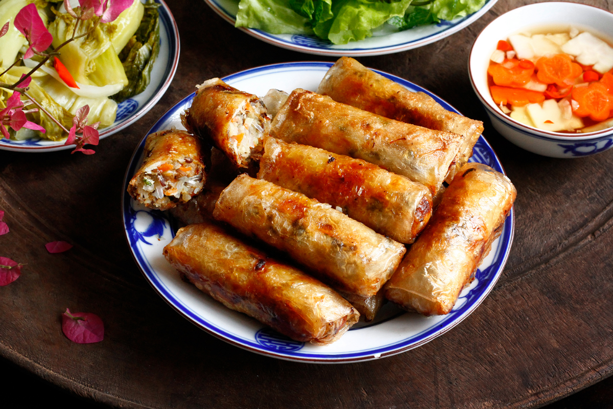 Mẹt cuốn đặc sản Việt Nam hấp dẫn tại Vị Việt Quán.