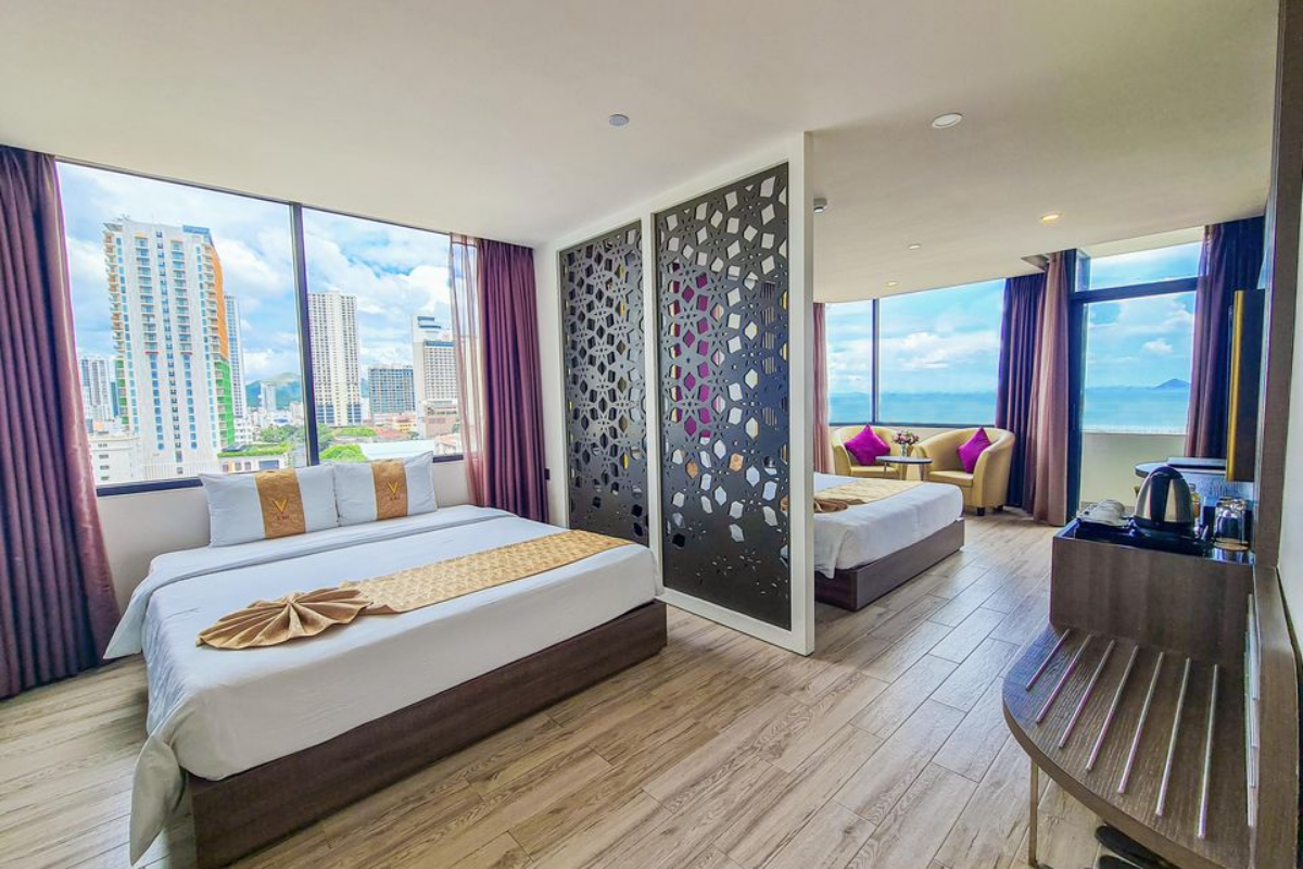 Review tất tần tật khách sạn 4 sao V Hotel Nha Trang Du khách đang check-in tại quầy lễ tân V Hotel Nha Trang.