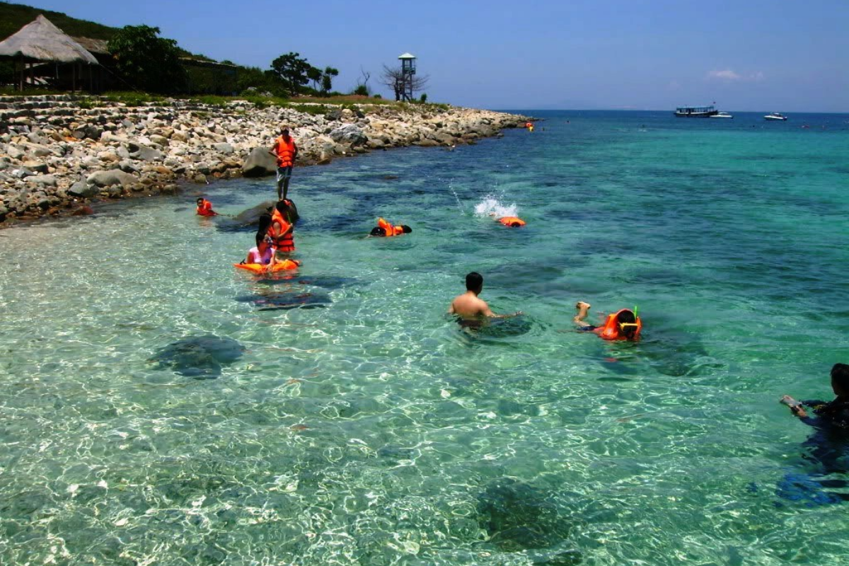 Kinh nghiệm du lịch đảo Hòn Mun Nha Trang dành cho tín đồ mê lặn biển Du khách đang di chuyển bằng cano tốc độ cao ra đảo Hòn Mun.