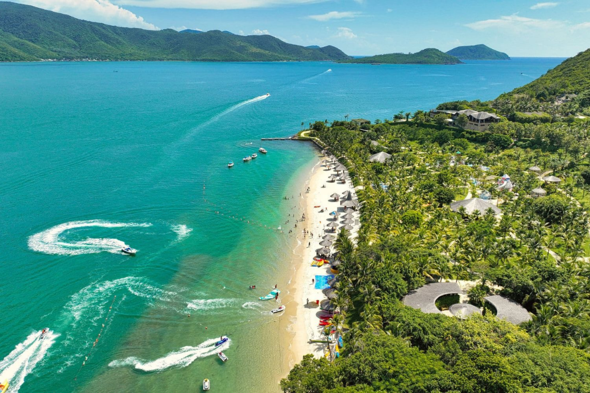 Du khách đang đi bộ dưới đáy biển tại Hòn Mun với mũ oxy chuyên dụng để ngắm san hô.