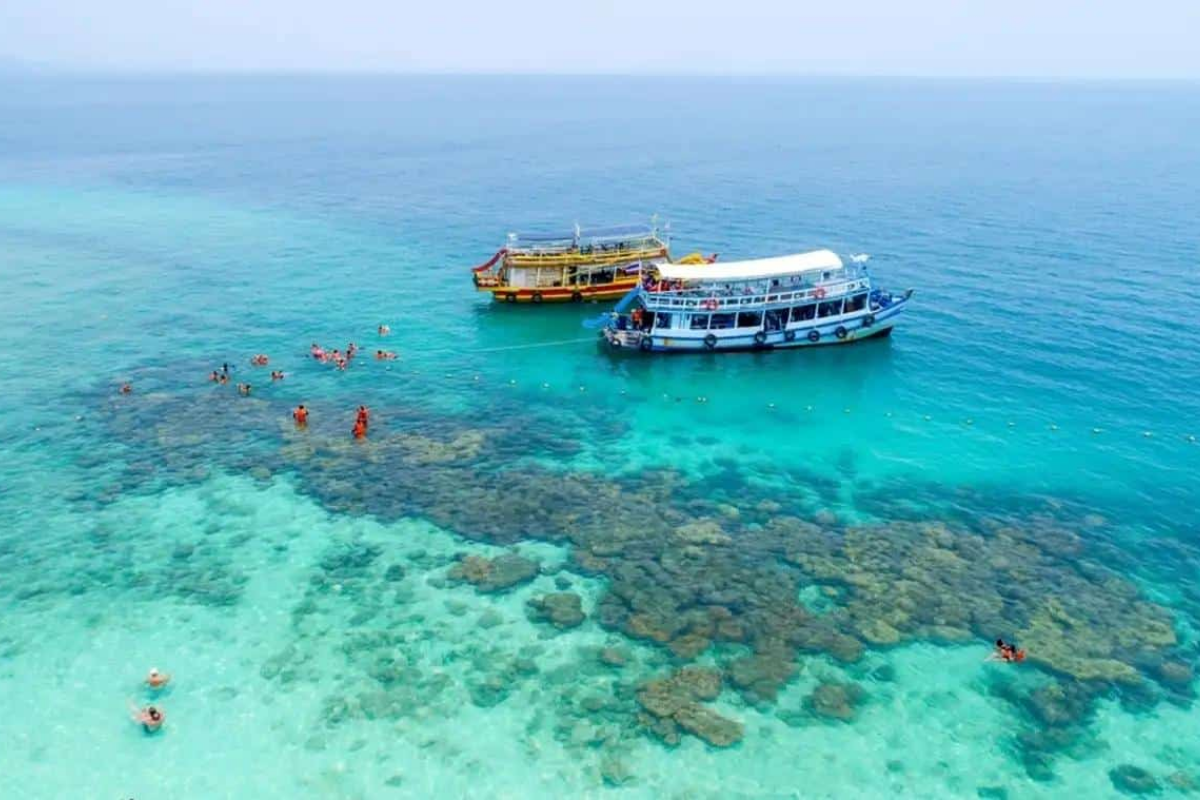 Một góc bãi biển và tàu du lịch tại Hòn Mun, Nha Trang.