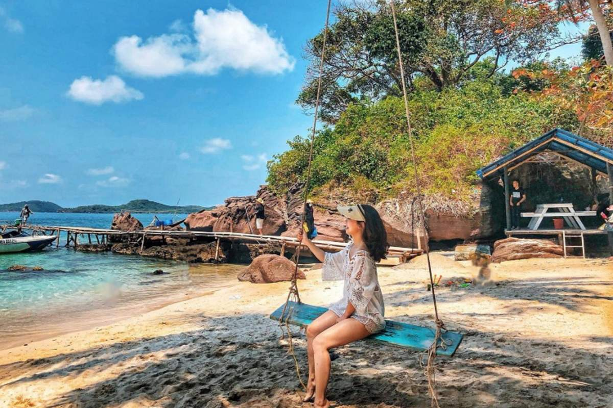 Du khách đang lặn biển ngắm san hô tại đảo Hòn Mun, một trong những điểm lặn đẹp nhất Việt Nam.