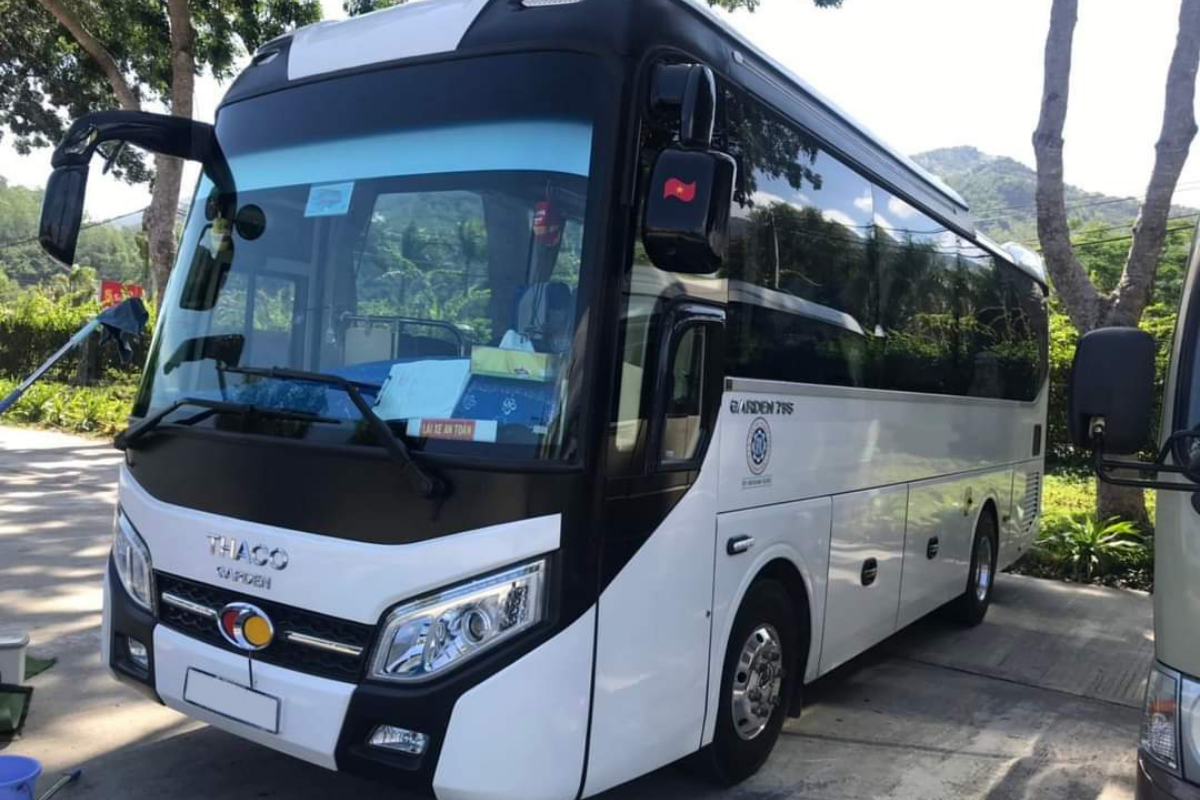 Cập nhật bảng giá thuê xe oto Nha Trang năm 2025, 2026 Hình ảnh du khách đang phân vân lựa chọn giữa thuê xe tự lái và xe có tài xế khi đến Nha Trang.