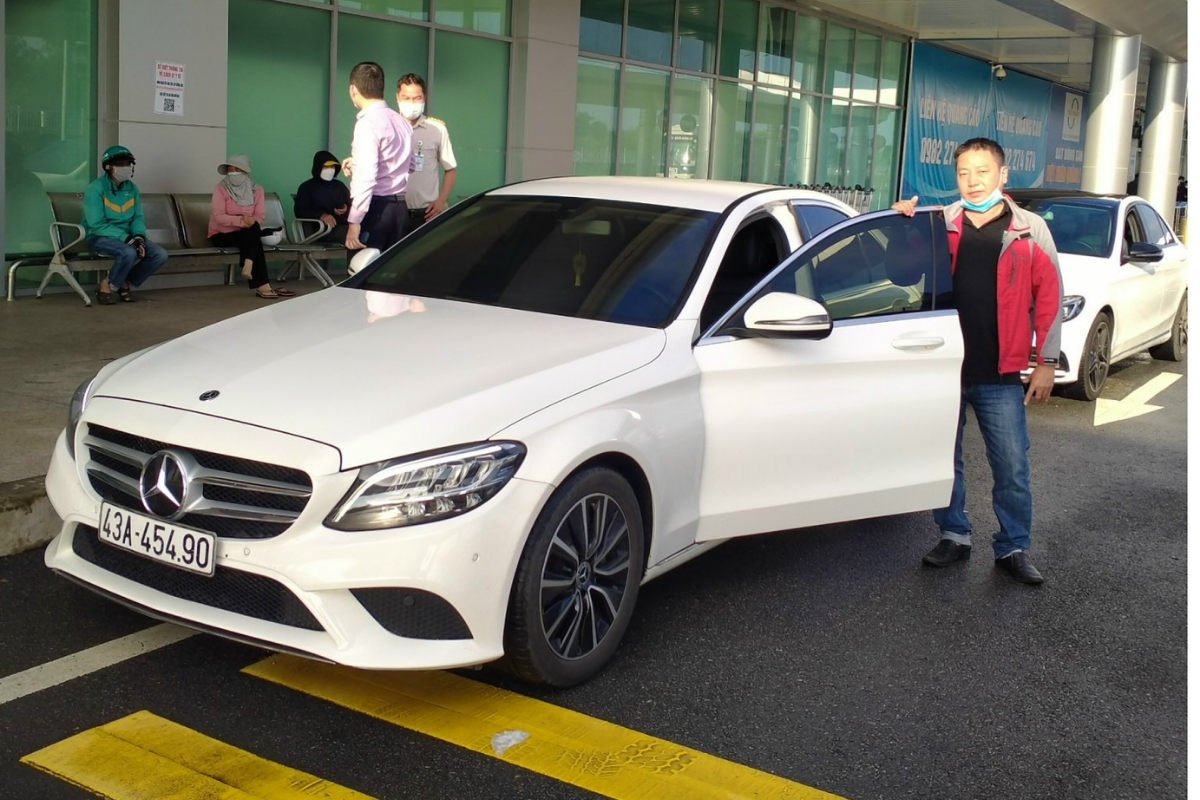 Cập nhật bảng giá thuê xe oto Nha Trang năm 2025, 2026 Khách hàng nhận chìa khóa xe tự lái Vios, một mẫu xe phổ biến cho thuê tại Nha Trang.